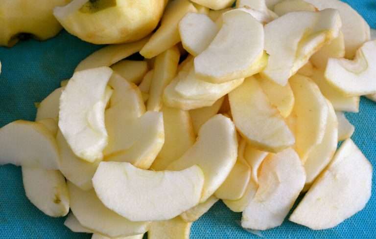 Яблочные отходы для цыплят-несушек: здоровье и продуктивность